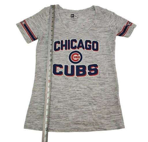 Genuine Merchandise New Era  Chicago Cubs Baseball Short Sleeve V-Neck T-shirt