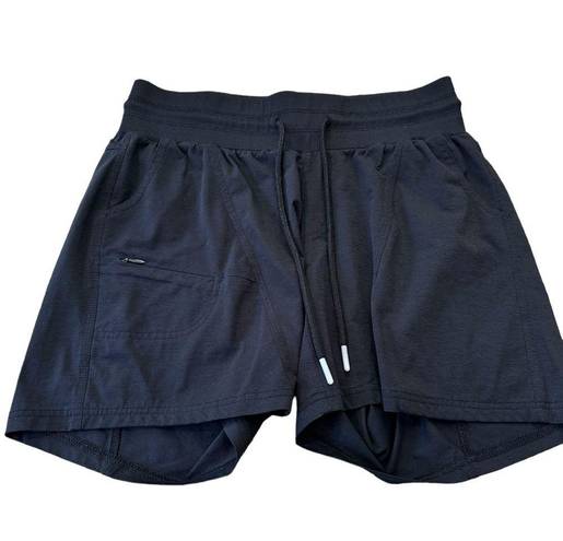 Zyia  Active canyon shorts Size medium