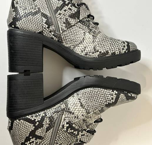 Shoedazzle Adrianna Block Heel Bootie Black White Snakeskin design Size 6