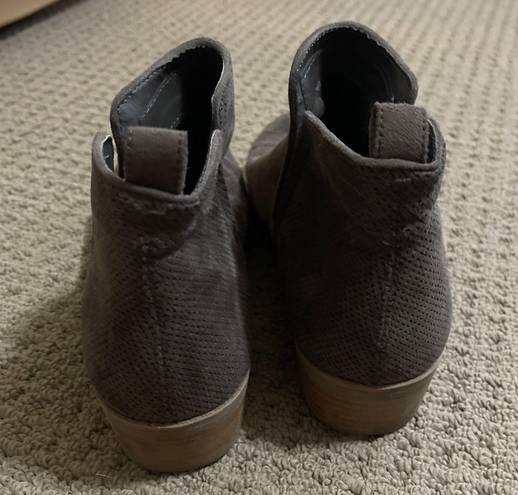 DV Shoes Size 10