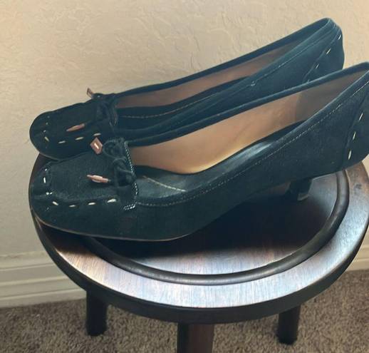 Kate Spade : Black Suede Whipstitch Kitten (Low) Heel Shoe- 10M