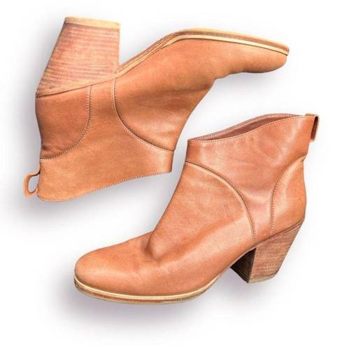 ma*rs 𝅺RACHEL Comey shoes  Ankle Booties in Whiskey Leather