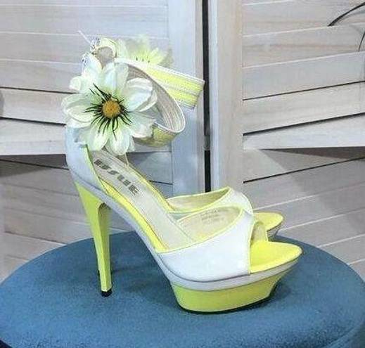 Daisy NWOT white yellow vegan patent leather 3D  appliqué 5” platform sandal sz 9