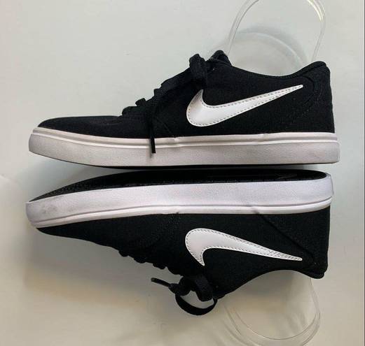 Nike SB Check Solarsoft Canvas Skate Shoes
921463-010
Women’s 7.5 Black/White