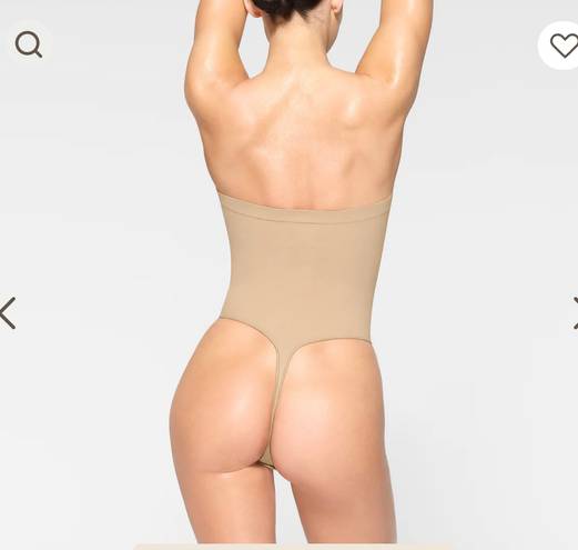 SKIMS STRAPLESS THONG BODYSUIT