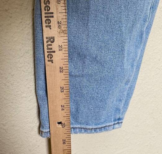 Abercrombie & Fitch ‘The mom high rise jean, distressed light wash size 26 / 2R