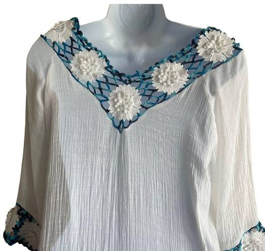 Daisy Women’s Blouse V-Neck 3/4 Sleeve  Applique' Crochet Trim White Pullover