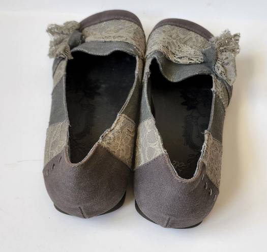 BKE  Tomgirl gray canvas lace bow contrast flats size 10