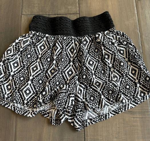 Eye Candy elastic flowy shorts