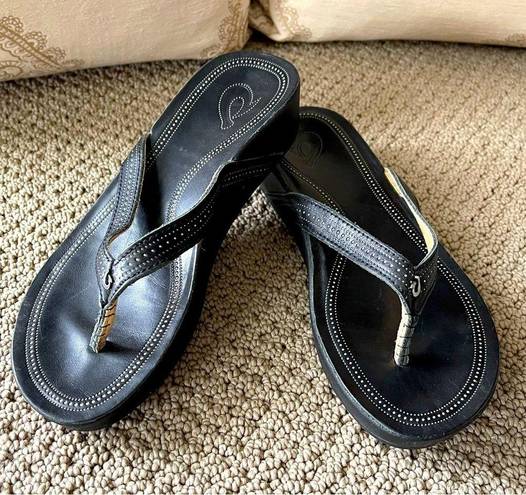 Olukai Okukai Women’s Leather Flip Flop Thong Sandals in Black with Detail.