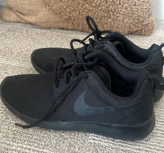 Nike Black Roshe Sneakers