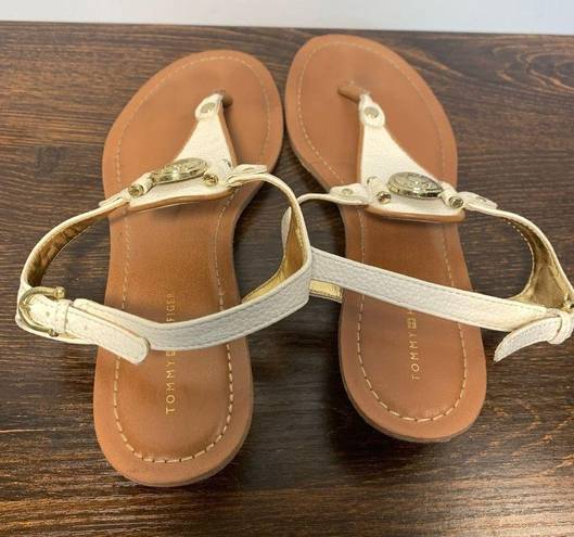 Tommy Hilfiger  thong white gold sandal, size 8 ￼