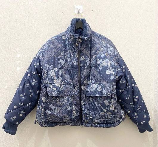 American Eagle AEO  Chill Blue Paisley Floral Reversible Puffer Jacket Size M