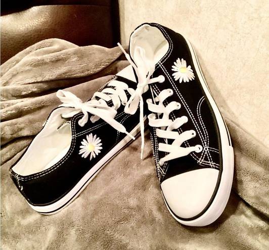 Daisy NWOT Black & White ZY Canvas Shoes.  Flower Embroidery, Size: US 11 / EU 42