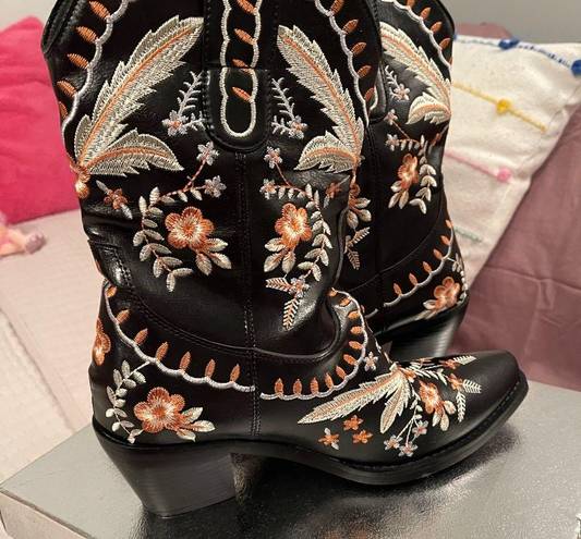 Cowgirl boots with embroidery Size 7