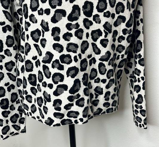 Tahari  size Large Mock neck knit sweater in Leopard Print