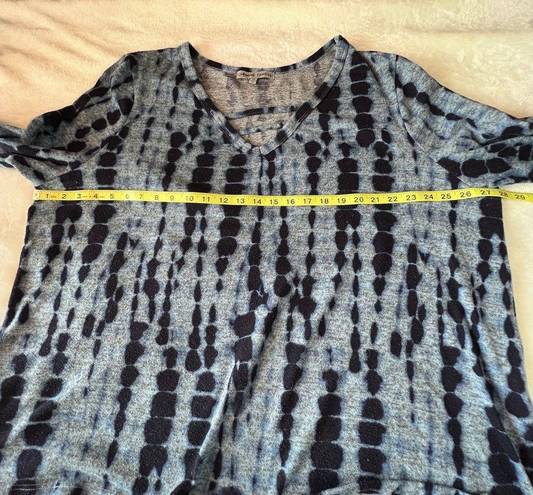 Absolutely Famous  Women's 3X Plus Blue Knit Soft Abstract Design Top