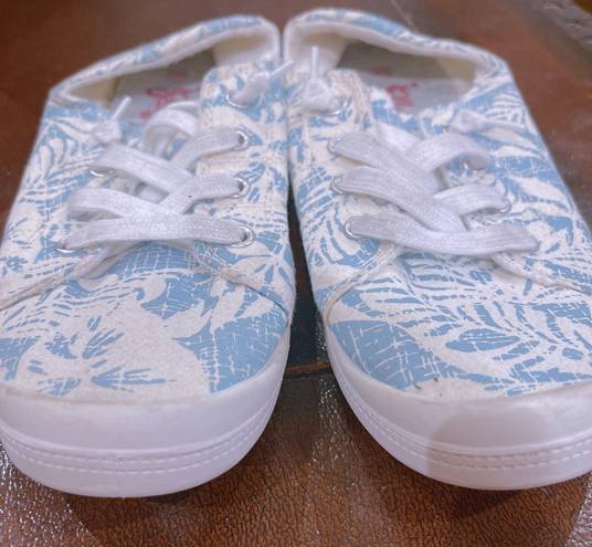 Comfortable Flat Sneakers Size 8