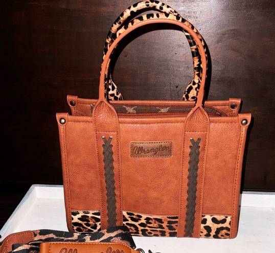 Wrangler CONCEAL CARRY WHIPSTITCH PATCHWORK LEOPARD TOTE