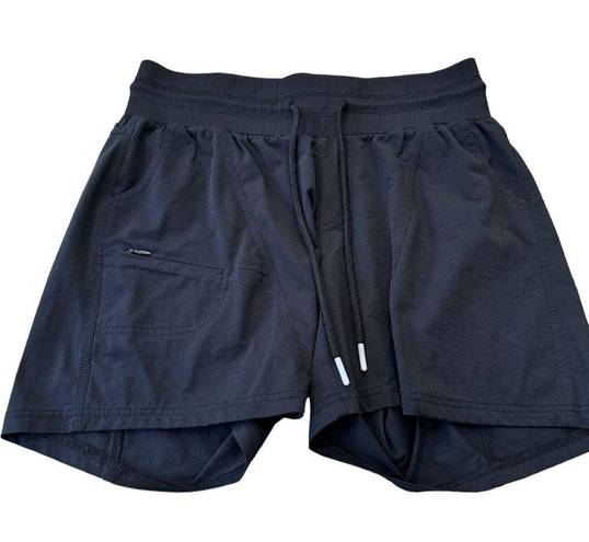 Zyia  Active canyon shorts Size medium