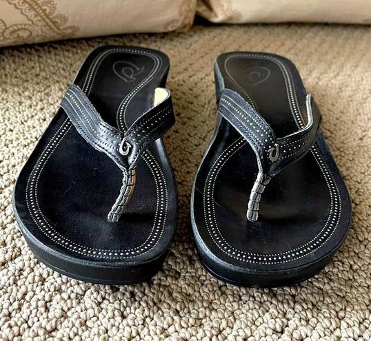 Olukai Okukai Women’s Leather Flip Flop Thong Sandals in Black with Detail.