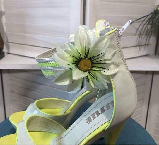 Daisy NWOT white yellow vegan patent leather 3D  appliqué 5” platform sandal sz 9