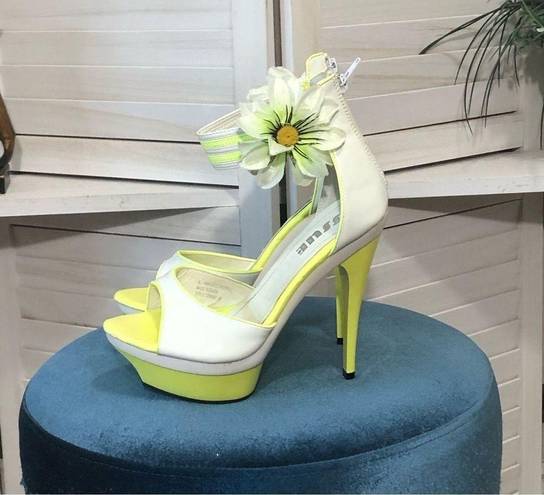 Daisy NWOT white yellow vegan patent leather 3D  appliqué 5” platform sandal sz 9