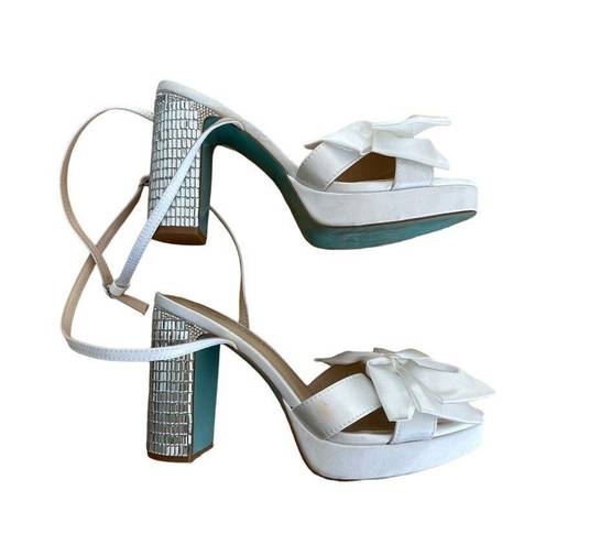 Betsey Johnson Betsy Johnson - Maddy Dressy Bow Platform Sandals in White & Silver