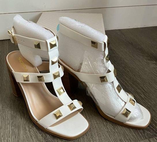 Soda  Beets White Faux Leather Gold Studded Heels Women’s Size 10
