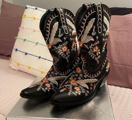 Cowgirl boots with embroidery Size 7