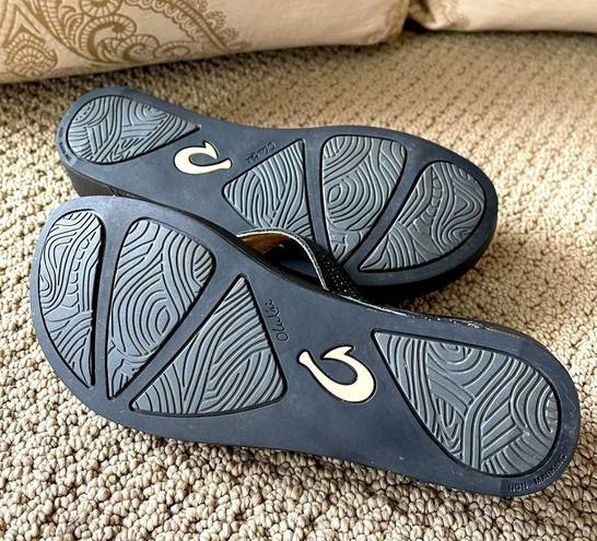 Olukai Okukai Women’s Leather Flip Flop Thong Sandals in Black with Detail.