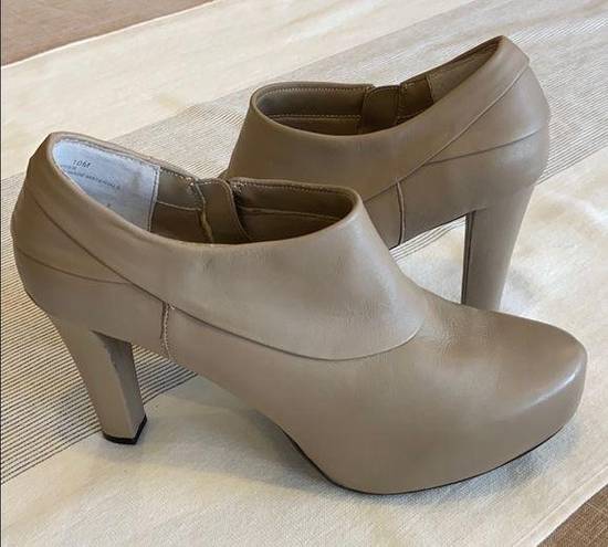 Me Too ❤️3/$20 Sale!❤️  “Laser” Beige Taupe Heeled Booties 10M