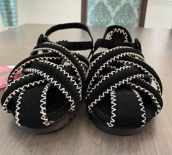 Farm Rio NWT!  black and whiteZigzag Stitch Sandal Size 9