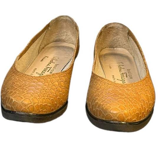 Salvatore Ferragamo Ferragamo Vintage Tan textured Flats size 6.5 B