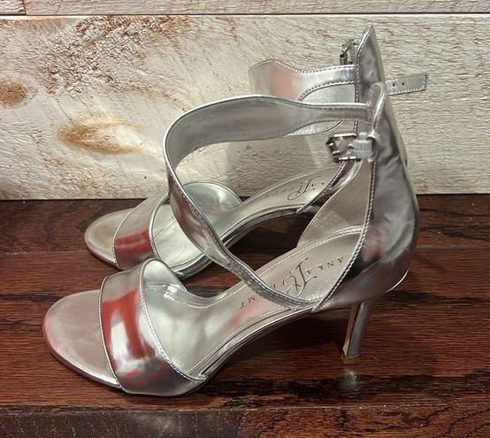 Ivanka Trump  Women’s Silver Leather Ankle Strap Gelana Sandals Size 7