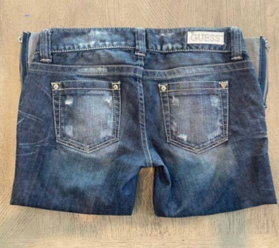 Guess NWOT distressed  capri jeans with zipper bottom. Sz 28