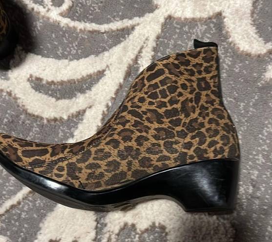 Krass&co Charleston shoe  ankle booties. Cheetah print. Stretchy material.