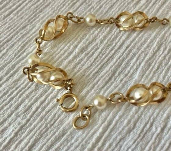 Vintage “Cherie“ Pearl Bracelet Gold Tone Swirl Elegant Classic Minimal Pearlcore