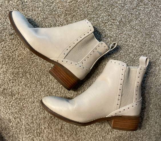 American Eagle Outfitters Off White Pleather Booties