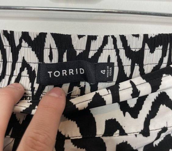 Torrid NWT  Black White Ikat Print Silky Challis Short Elastic Waist Size 4x