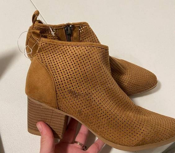 Qupid NWT |  women’s tan mesh boots — size 8