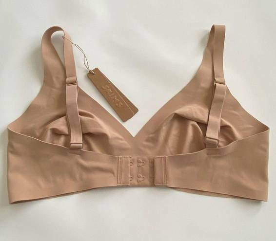 SKIMS NWT  Naked Plunge Bra Clay Size M