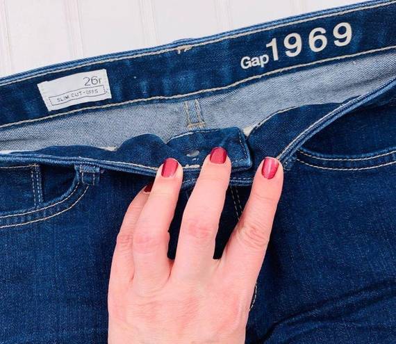 Gap 1969  Women's Slim‎ Cut Off Maddie Short Size 26R Mid Rise Raw Hem Dark Wash