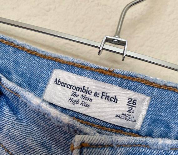 Abercrombie & Fitch ‘The mom high rise jean, distressed light wash size 26 / 2R