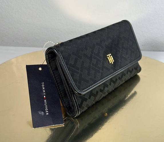 Tommy Hilfiger  Black Wallet Zip Around Wallet / Flap Wallet New