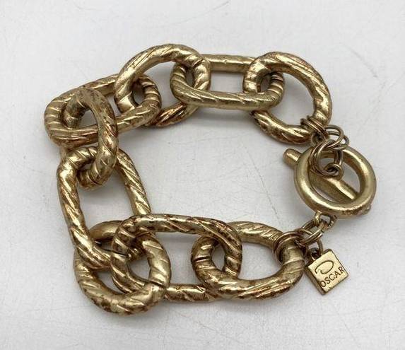 Oscar de la Renta  Chunky Striated Chain Link Bracelet with Toggle Closure