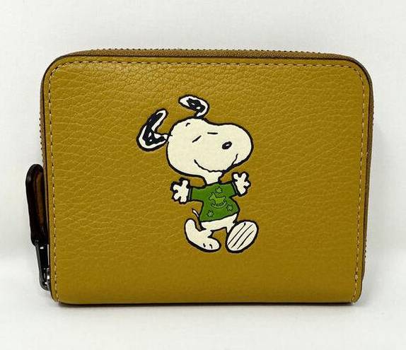 Coach  X Peanuts Small Zip Around Wallet With Snoopy Walk Motif Flax Multi CE869