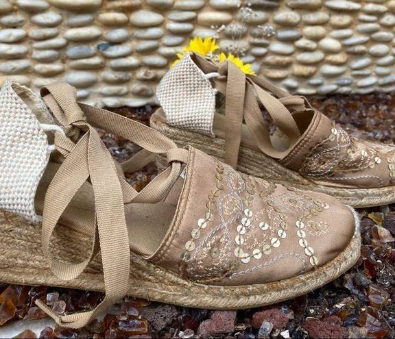 Hot Kiss  SPARKLY GOLD WEDGE HEEL ESPADRILLES Sz 7 with wrap around tie straps.