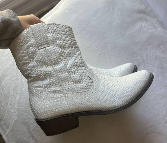 white cowgirl boots Size 7