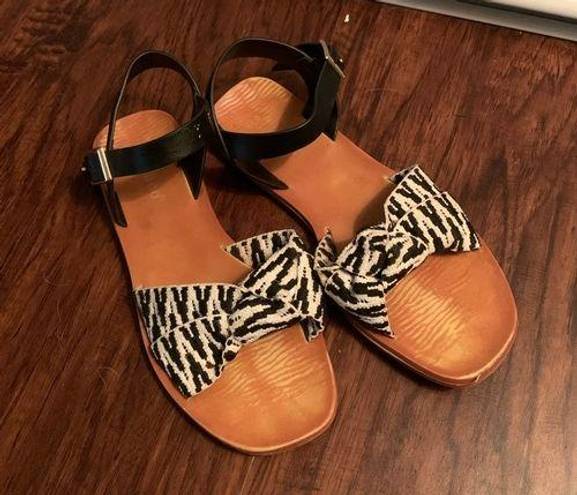 Bamboo B + W abstract print sandals